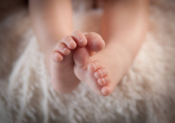 Grande plano pé de bebê recém-nascido - fotografia de stock