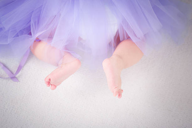 Pequeno recém-nascido pés em cobertor branco do - fotografia de stock