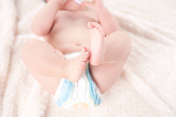 Fechar a foto de um bebê recém-nascido pés na Manta branca - fotografia de stock