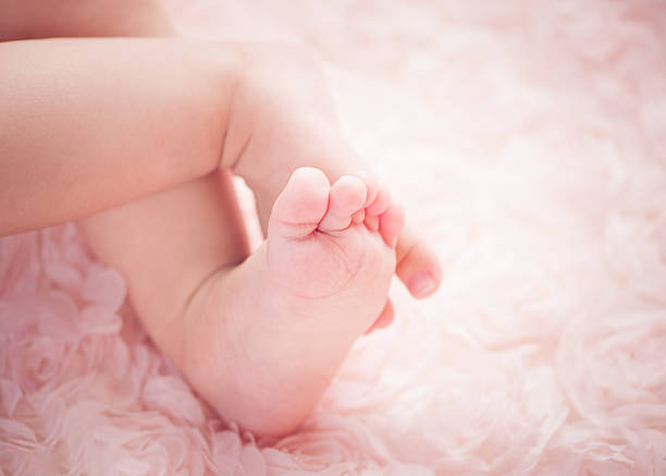 Grande plano pé de bebê pequeno - fotografia de stock