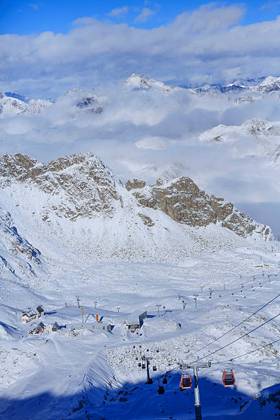 teleférico teleférico estância de esqui de montanha alpes italianos - overhead cable car dolomites italy snow imagens e fotografias de stock