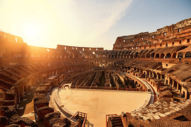colliseum au coucher du soleil - flavian amphitheater photos et images de collection