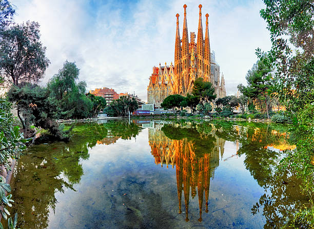サグラダファミリア、バルセロナ。スペイン。 - panoramic summer tree europe ストックフォトと画像