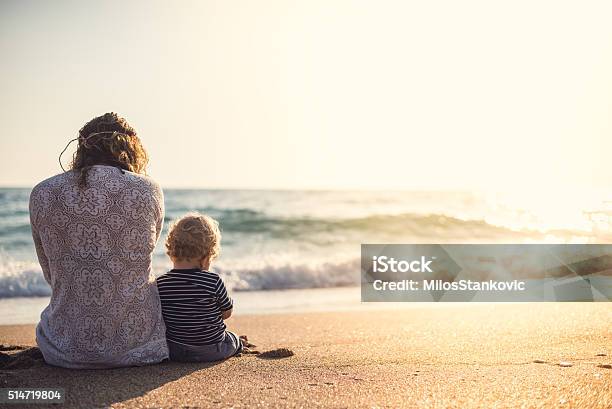 Mutterschaft Stockfoto und mehr Bilder von Mutter - Mutter, Strand, Kind