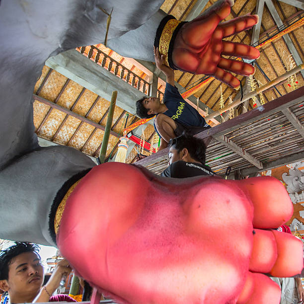 população local durante construção ogoh-ogoh, são estátuas - ogoh imagens e fotografias de stock