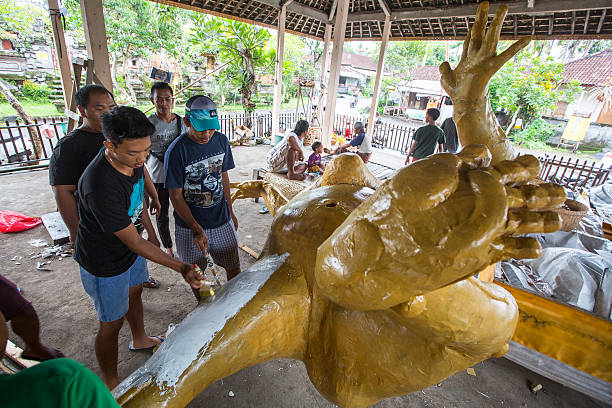 população local durante a construção ogoh-ogoh - ogoh imagens e fotografias de stock