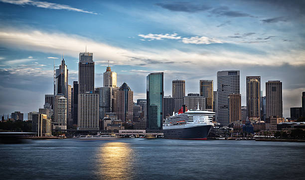 rainha mary 2 no pôr do sol em sydney - queen mary 2 - fotografias e filmes do acervo