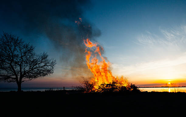 sagoma di notte di santa walpurga notte - falò di pasqua foto e immagini stock