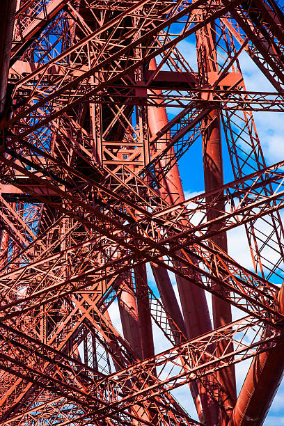 sous le pont du forth - river north photos et images de collection