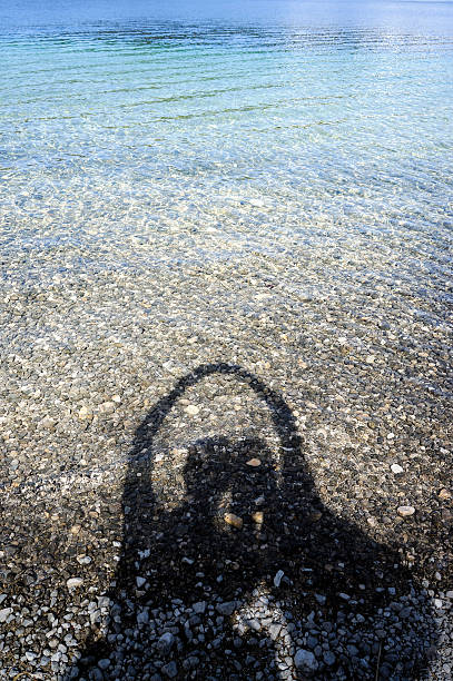 2 people's shadow im Wasser – Foto