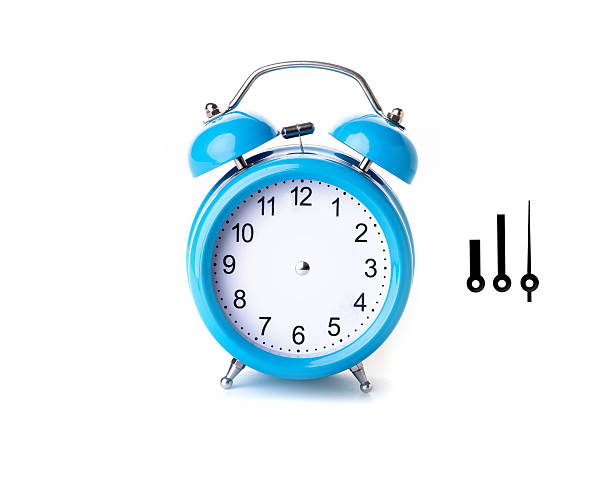 primer plano de la mesa de rosa sobre fondo blanco reloj despertador - clock face alarm clock clock minute hand fotografías e imágenes de stock
