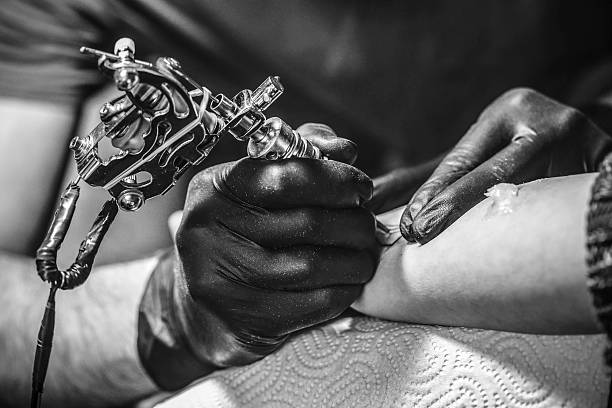 tattoo artist working - dövme yaptırmak fotoğraflar stok fotoğraflar ve resimler