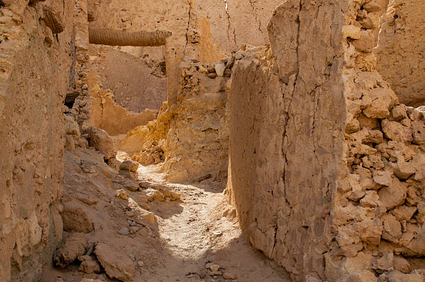 die ruinen des antiken afrikanischen berber city-festung, ägypten - maze old obsolete ancient stock-fotos und bilder