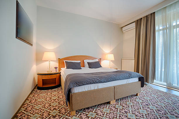 インテリアは、ダブルベッドのお部屋 - double bed headboard hotel room design ストックフォトと画像