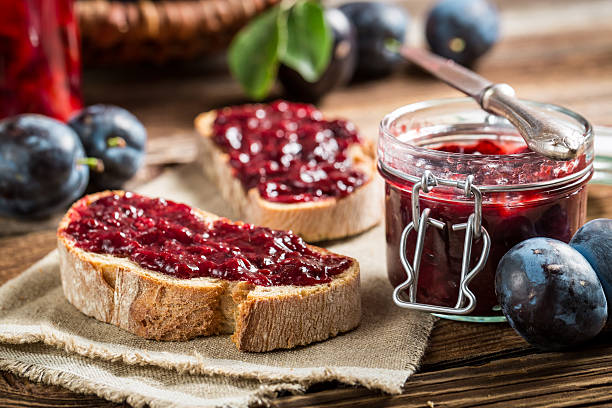 closeup of sandwich with fresh plum jam - zelfgemaakt stockfoto's en -beelden