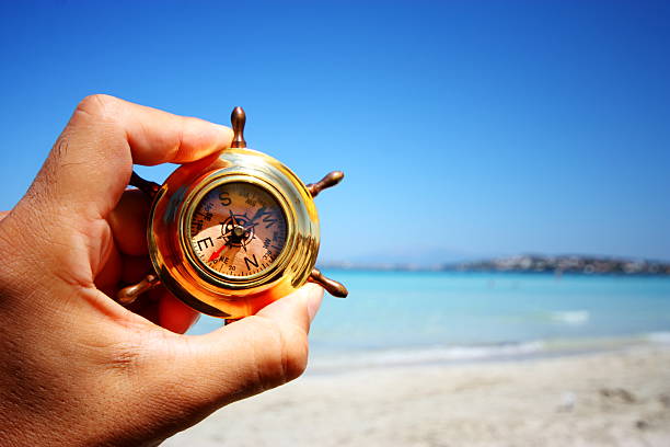 ręka trzymająca kompas - compass exploration the way forward beach zdjęcia i obrazy z banku zdjęć