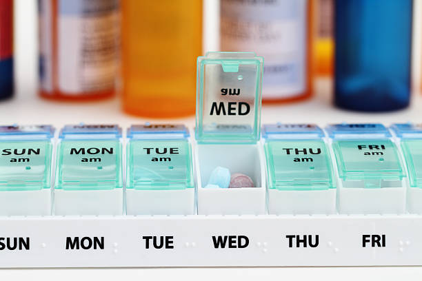 medicamento caixa de comprimidos registo mensal de verificação diária e prescrição frascos - vitamin pill capsule equipment data imagens e fotografias de stock