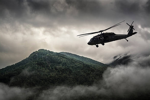 helicóptero sobrevoando o mountain é rodeada por névoa - transport helicopter - fotografias e filmes do acervo