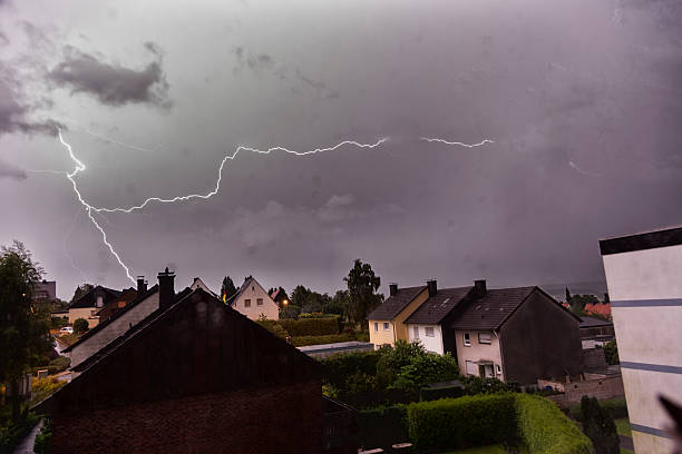 relámpago tormenta sobre suburbian trueno liquidación - low key lighting flash fotografías e imágenes de stock