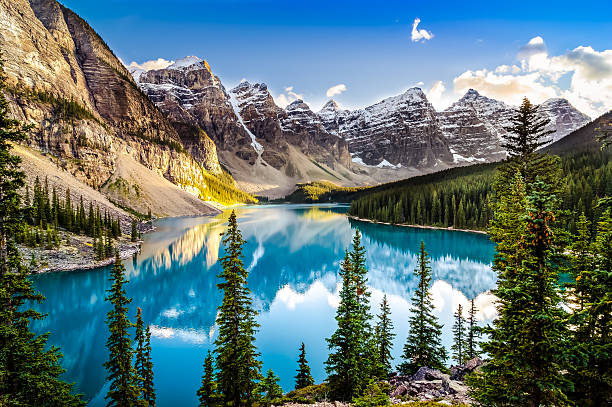 panorama del atardecer de morain al lago y a las montañas de - canadá fotografías e imágenes de stock