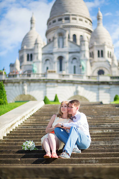 счастливая пара на montmarte just married - honeymoon wedding paris france bride стоковые фото и изображения