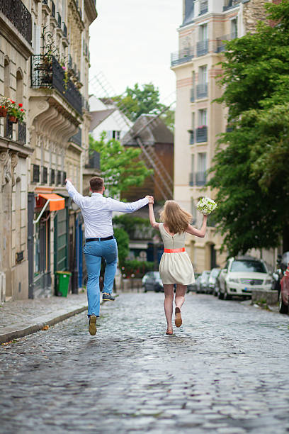 feliz pareja de recién casados salto - honeymoon wedding paris france bride fotografías e imágenes de stock