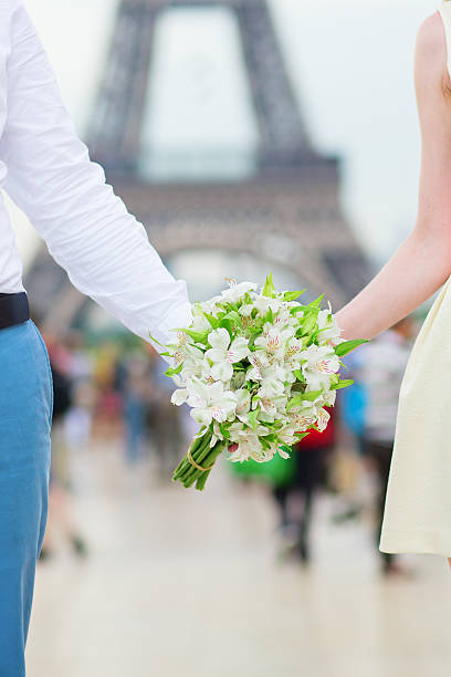 novia y el novio, cerca de la torre eiffel - honeymoon wedding paris france bride fotografías e imágenes de stock