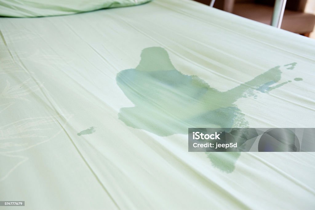 Boy pee en la cama - Foto de stock de Cama libre de derechos