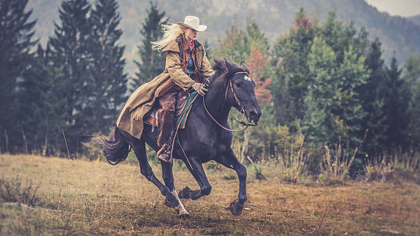 mujer disfrutar de cabalgatas - cowgirl fotografías e imágenes de stock