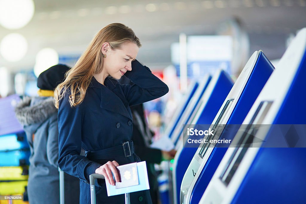 Joven viajero en el Aeropuerto Internacional de - Foto de stock de Adulto libre de derechos