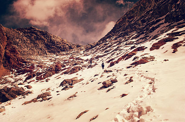 sendero de excursionismo en un grupo. sagarmatha parque nacional, nepal himal - renjo la fotografías e imágenes de stock