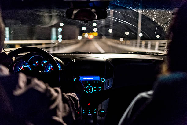 conduzir um carro na noite - car dashboard night driving imagens e fotografias de stock