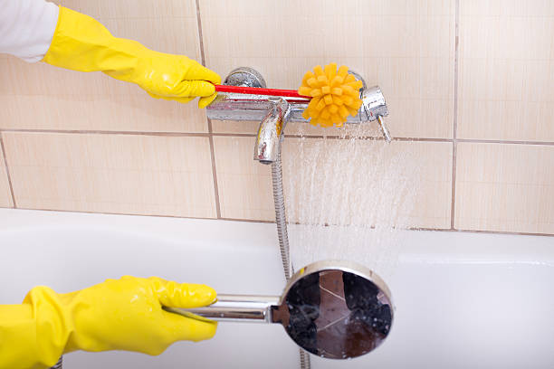 istock Woman cleaning bathtub 514784406