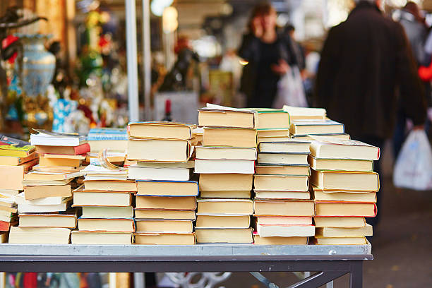 paris floh markt - bookstore stock-fotos und bilder