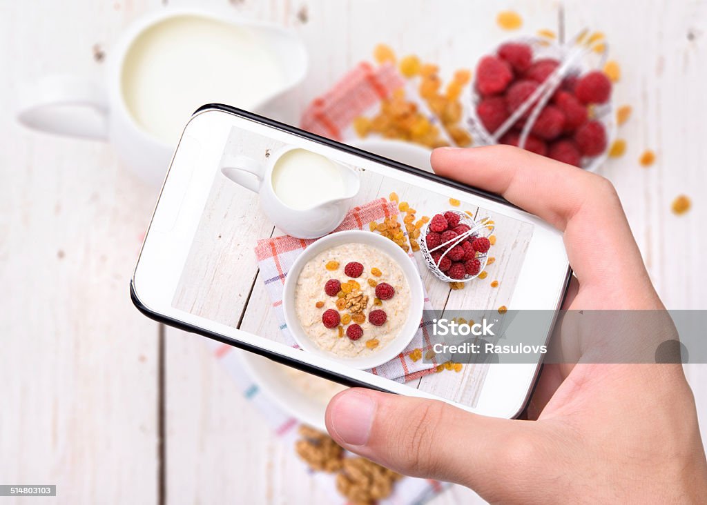 Mano tomando fotografías de avena con teléfono inteligente - Foto de stock de Alimento libre de derechos