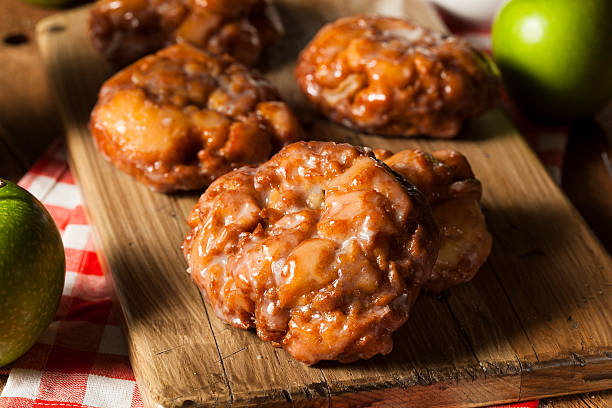 caseras apple fritters vidrio - frito fotografías e imágenes de stock