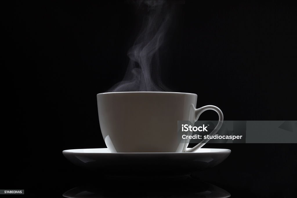 ブラックコーヒーのカップ - 黒背景のロイヤリティフリーストックフォト