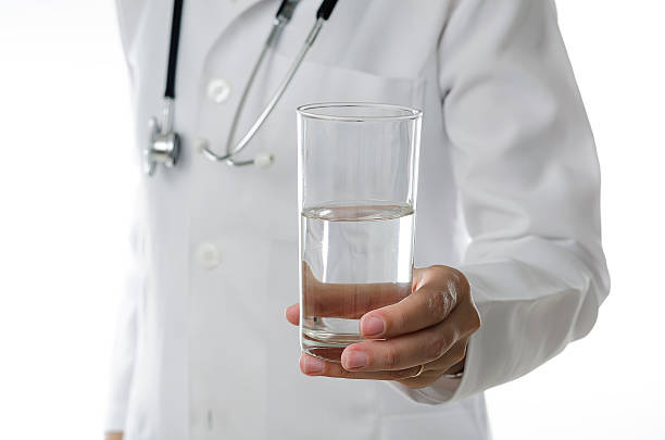badanie oferuje szklankę na wodę. - medicate zdjęcia i obrazy z banku zdjęć