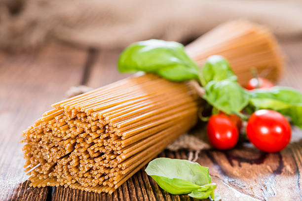 integrali spaghetti - pasta whole wheat spaghetti raw foto e immagini stock