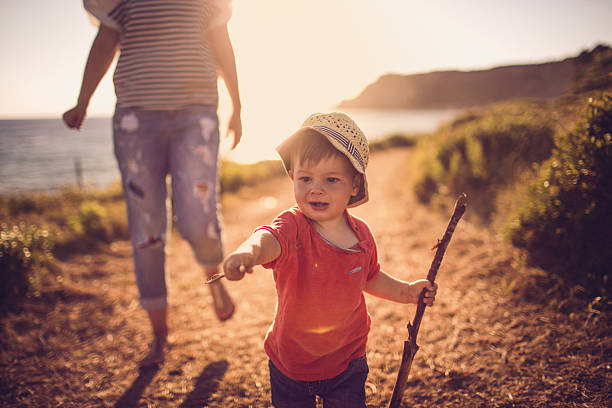 little explorer - summer family clothing exploration - fotografias e filmes do acervo