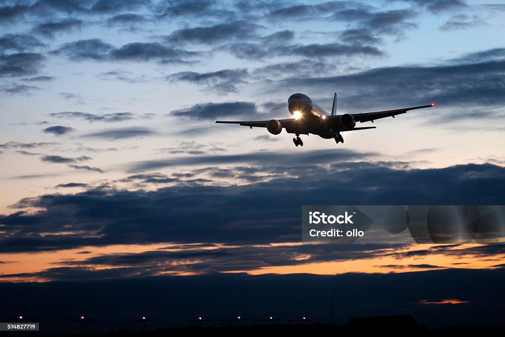 Viene avión al amanecer - Foto de stock de Aire libre libre de derechos