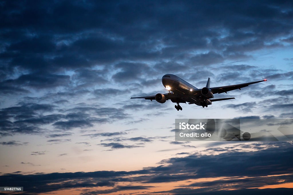 Viene avión al amanecer - Foto de stock de Aire libre libre de derechos