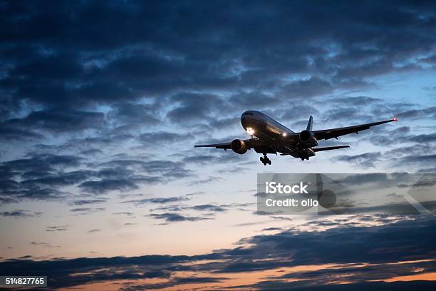 Viene Avión Al Amanecer Foto de stock y más banco de imágenes de Aire libre - Aire libre, Alemania, Amanecer