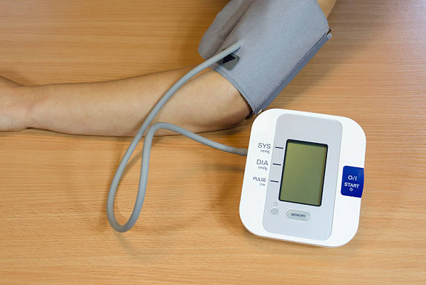 paciente de sexo femenino de medir su presión arterial - patience blood pressure gauge physical pressure nurse fotografías e imágenes de stock