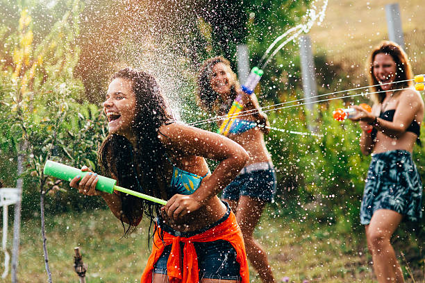 pistola lucha de agua - pistola de agua fotografías e imágenes de stock