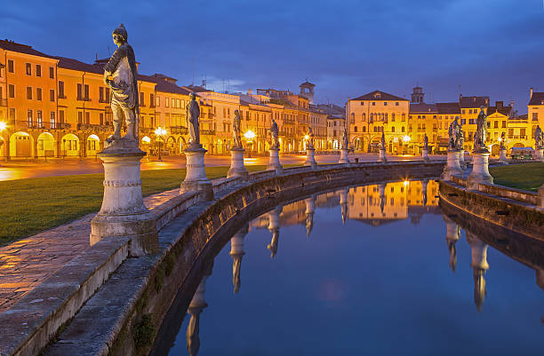 padoue, à prato della valle au soir au crépuscule - padoue photos et images de collection