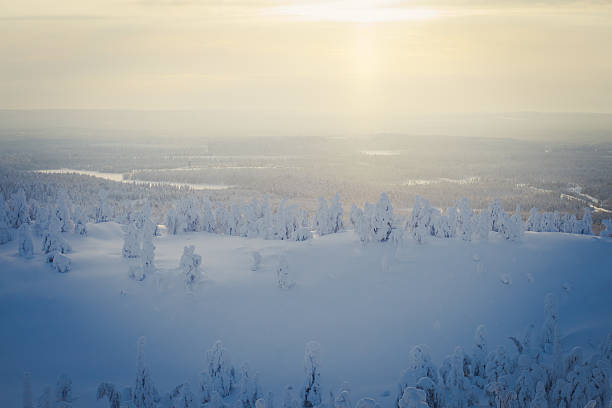 hermosa soleada escandinavo vibrante paisaje de invierno, esquí resort - cabin snow finland lapland fotografías e im�ágenes de stock