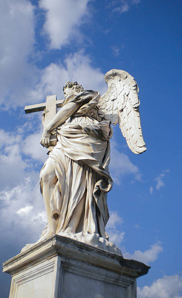 marmor-statue der angel von bernini, rom - bernini castel fort tiber river stock-fotos und bilder