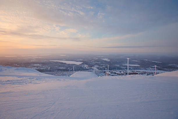 bela paisagem de inverno ensolarado vibrante escandinava estância de esqui - cabin snow finland lapland imagens e fotografias de stock