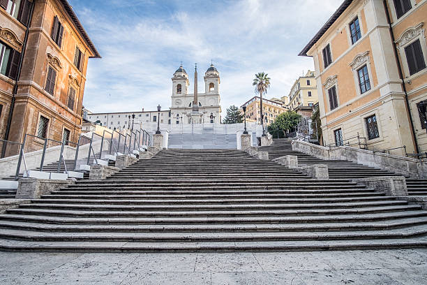 trinita dei monti est fermé - piazza di spagna spanish steps church trinita dei monti photos et images de collection